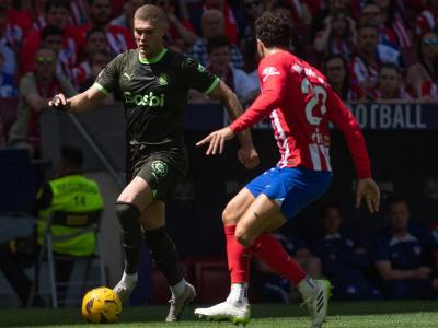 Dovbyk encara Mario Hermoso en una acció de l’Atlético-Girona, rivals ara en la lluita per a la tercera posició