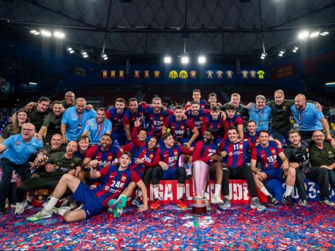 Els jugadors del Barça amb el trofeu de campions de la lliga