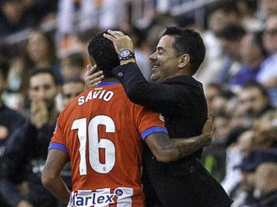 Savinho se’n va anar a abraçar Míchel després de marcar el 0-1 a Mestalla