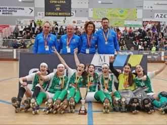 L’equip del Vilanova Fem-17 amb el trofeu