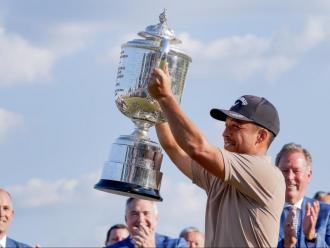 Xander Schauffele aixeca el trofeu del PGA Championship