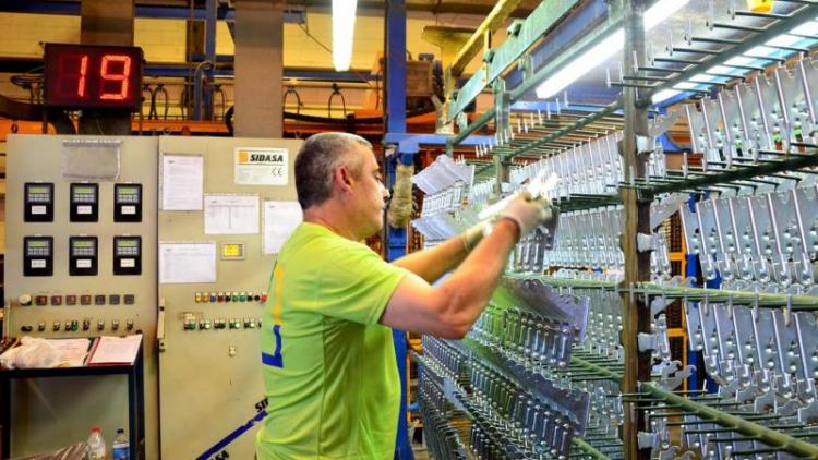 Un empleat treballant en producció a l’empresa metal·lúrgica Caypi Catalunya de Sant Fost de Campsentelles El SOC té un pla d’acció nou que se centra en les persones desocupades de més de 50 anys