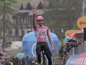 Pogacar mostra la mà amb les cinc victòries que ha aconseguit en el Giro