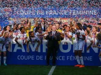 Jean-Michel Aulas és aclamat per tota la plantilla de l’Olympique de Lió després que l’equip francès guanyés la copa de la temporada passada