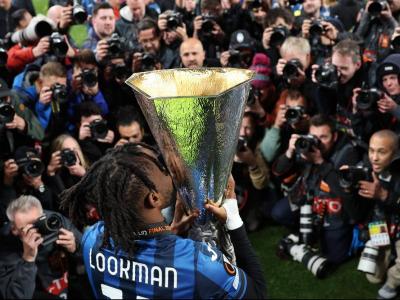 Ademola Lookman fent-li un petó al trofeu de la <i>Europa League</i>
