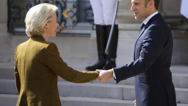 Ursula von der Leyen i Emmanuel Macron se saluden a l’exterior del Palau de l’Elisi, a París