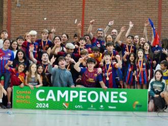 Êl conjunt infantil del Barça celebrant el títol
