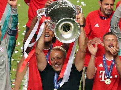 Hansi Flick aixeca la Champions League que va guanyar amb el Bayern el 2020