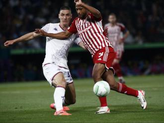 Ayoub El Kaabi , l’autor del gol, en acció contra Nikola Milenkovic