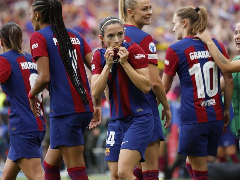 Aitana Bonmatí petoneja l’escut del Barça després de marcar el primer gol de la final de la Champions contra l’Olympique de Lió